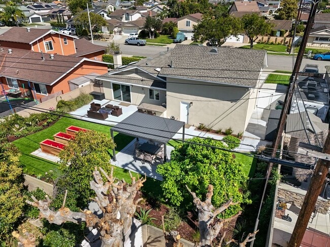 Building Photo - Modern Indoor / Outdoor Living with Resort-Style Yard & Bonus Suite