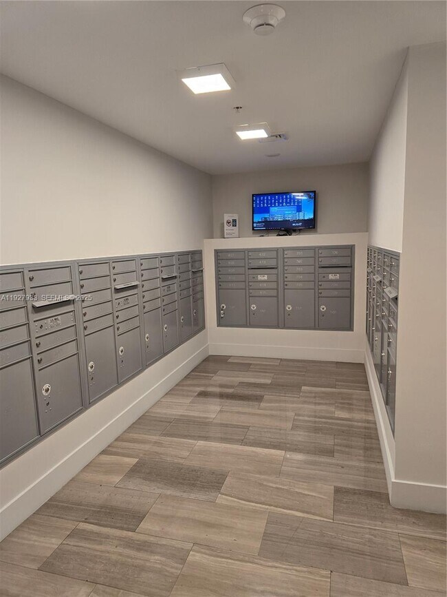 Building Photo - 1600 SW 1st Ave