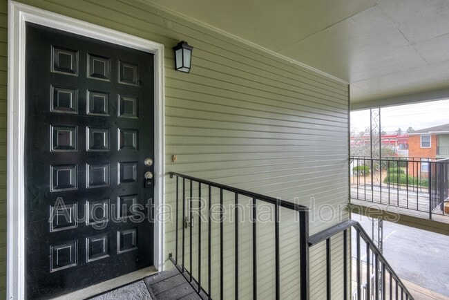 Building Photo - 2573 1/2 Tobacco Road - B