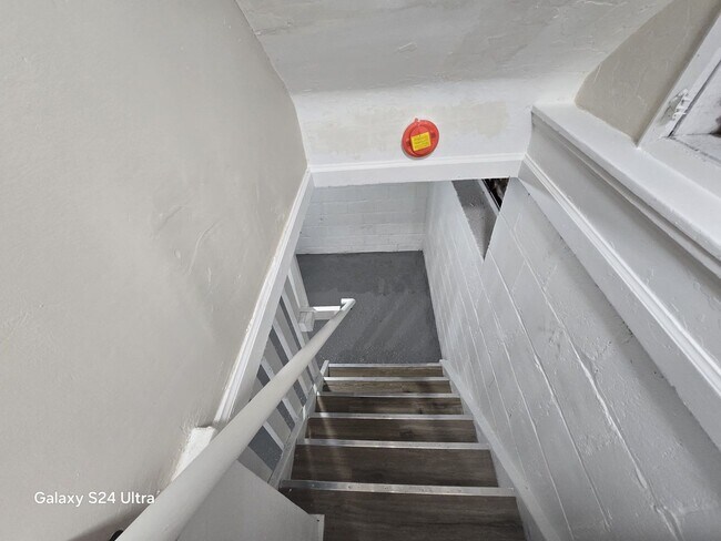 Building Photo - Fully Renovated 3-Bedroom Home – Move-In R...