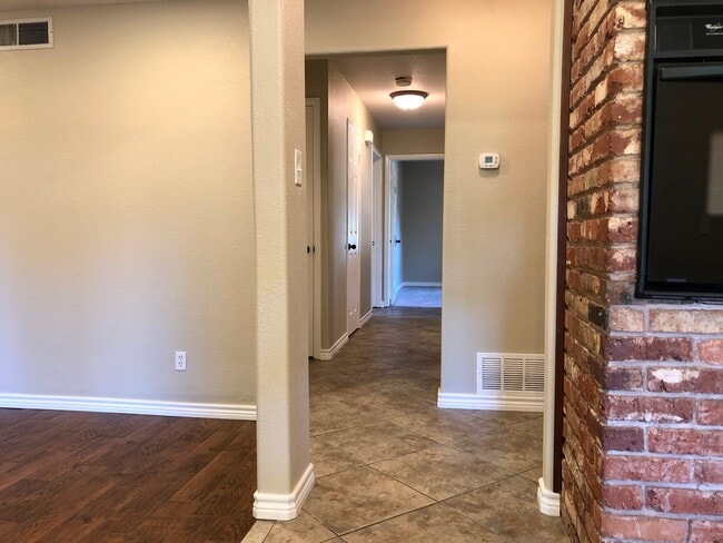 Building Photo - 3 Bedroom / 2 Bath / 2 Car Garage and Carp...