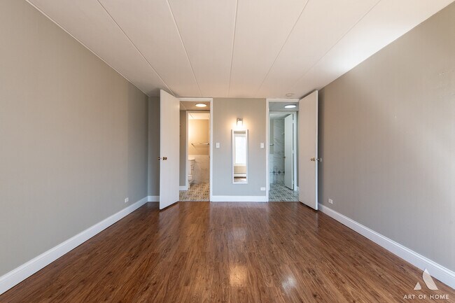 Building Photo - 18 E Old Willow Rd