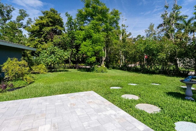 Building Photo - Living Across from Sarasota Bay 3BR/2.5BA Home Minutes to Downtown – Yardwork Included