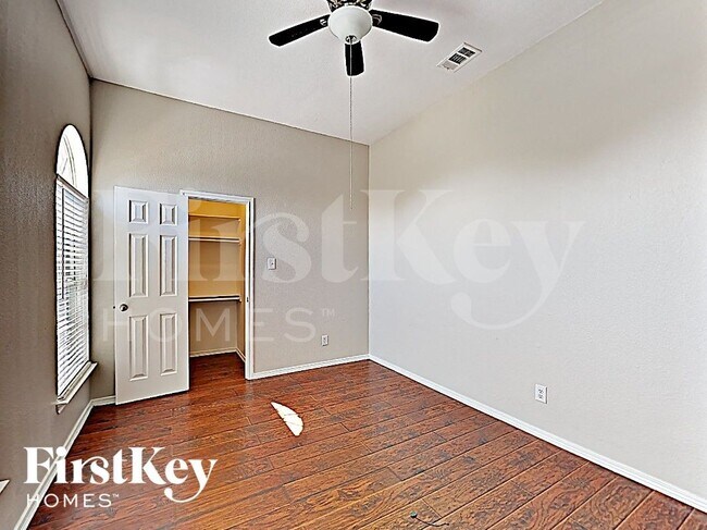 Building Photo - 10805 Middleglen Rd