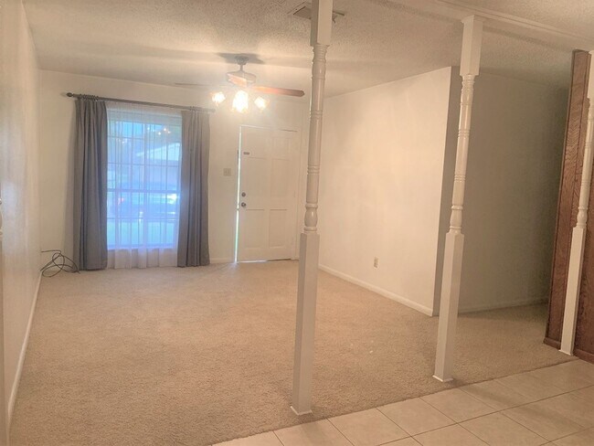 Building Photo - GREENACRES IS THE PLACE TO BE!