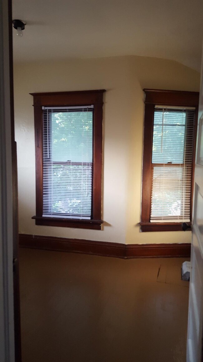 Building Photo - 1122 Wellington St