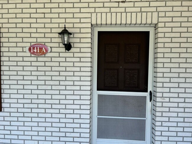 Building Photo - 141 Landmark St