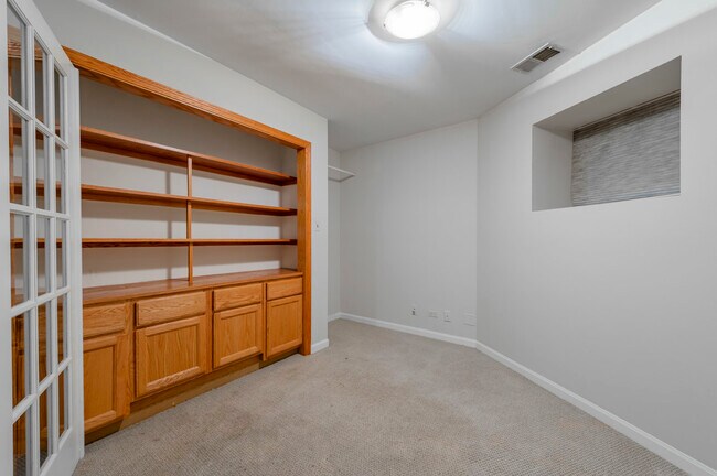 Building Photo - 1017 W Dakin St