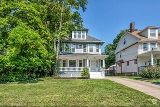 Building Photo - Stunning 6 Bedroom in the heart of Cleveland