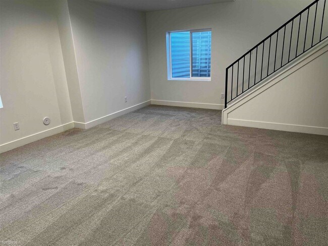 Building Photo - 4 br, 3.5 bath Townhome - 2021 South Sawmi...