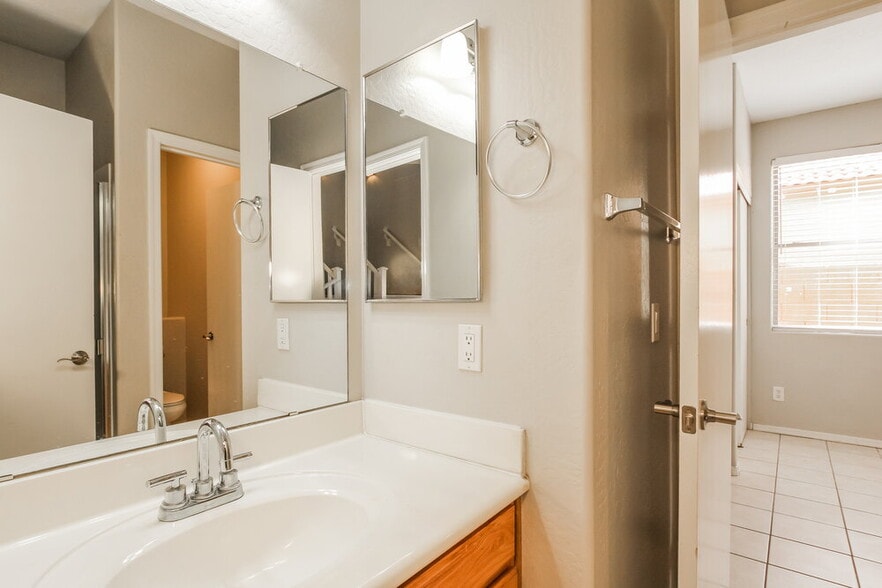 Building Photo - 9522 W Minnezona Ave