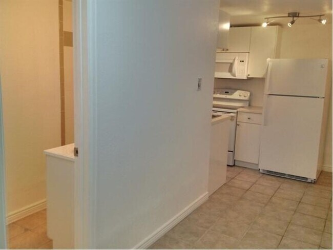 Building Photo - Charming 4BR House in Edgewater