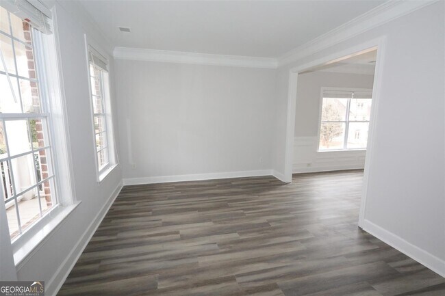 Building Photo - 3205 Vaughan Dr