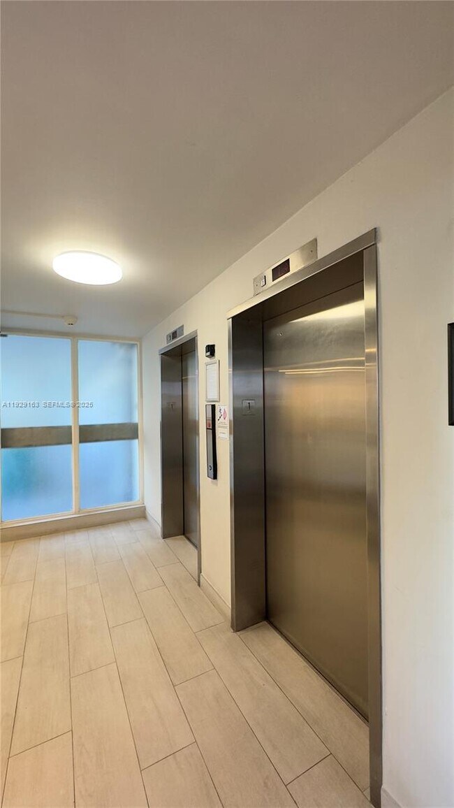 Building Photo - 3401 N Country Club Dr