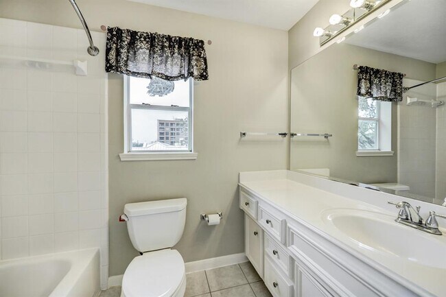 Bath Bdrm 2 Flr 3 - 1426 Crocker St