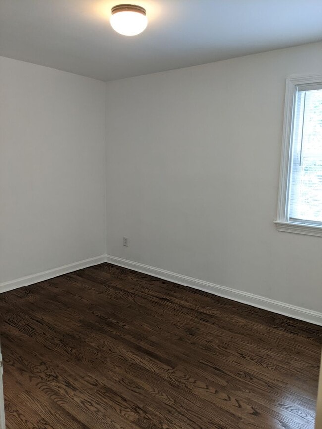 Building Photo - Renovated 3BR/1BA Townhouse in Edgemoor Gardens!