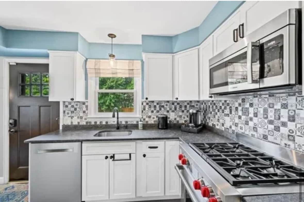 kitchen - 3810 Huntington Ave