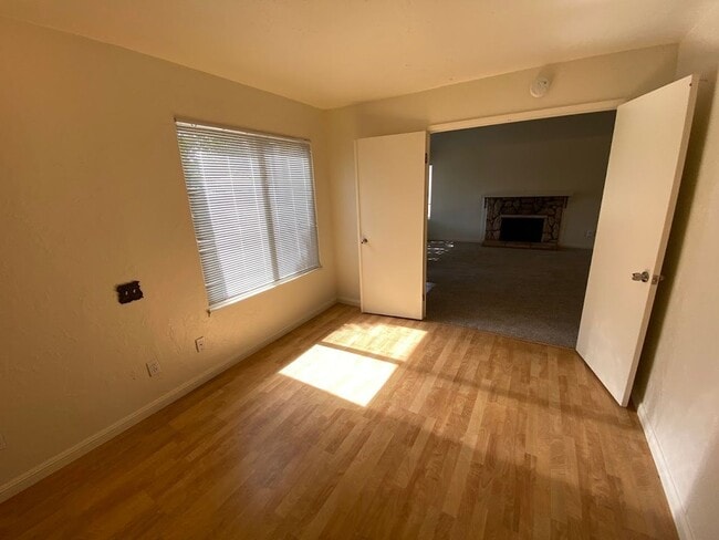 Building Photo - 3 Bedroom 2 Bathroom Home In Rosemont