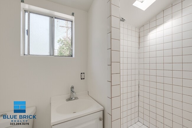 Building Photo - 14025 Victory Blvd