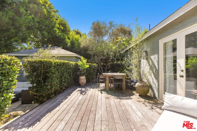 Building Photo - 3954 Redwood Ave