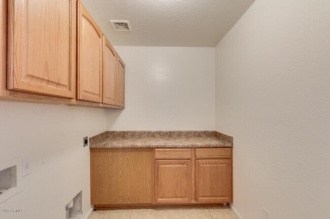 Building Photo - 4BR 3 FULL BATHROOMS W/ HUGE LOFT AND LARGE MASTER