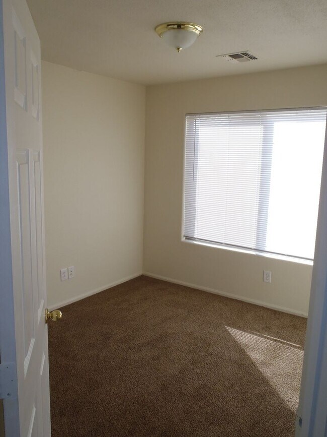 Building Photo - Spacious 3 bedroom, 2.5 bathroom