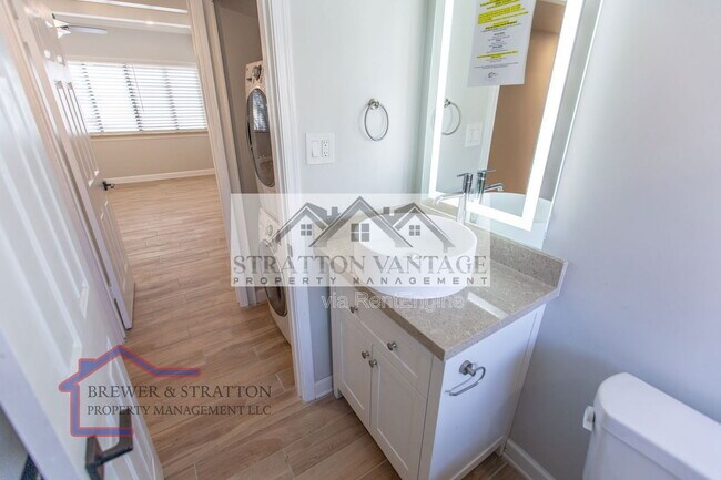 Building Photo - 351 E Thomas Rd