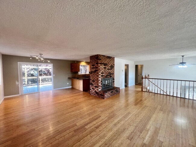 Building Photo - Mini Mansion in Salmon creek in mature nei...