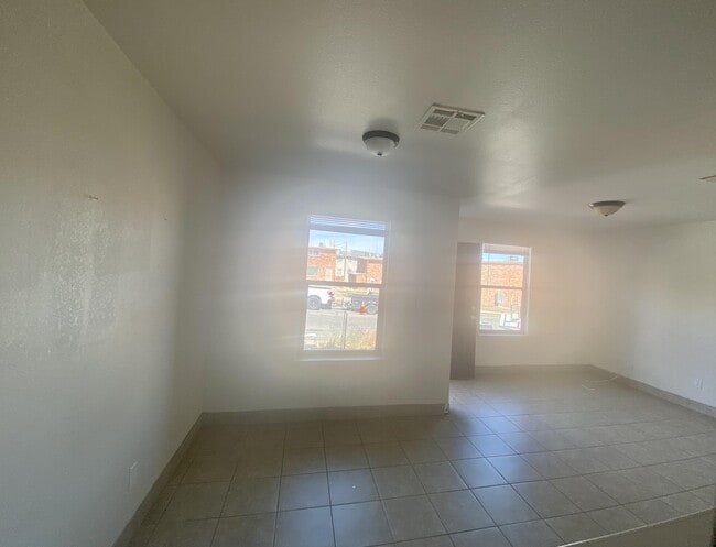 Building Photo - 3328 Lincoln Ave