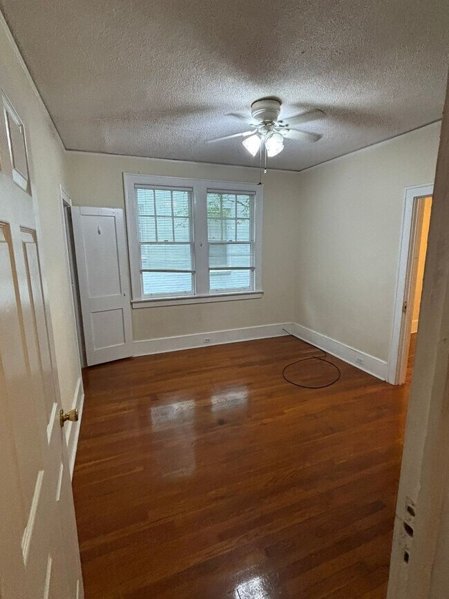 Building Photo - 3 Bed 2 Bath near 5 points