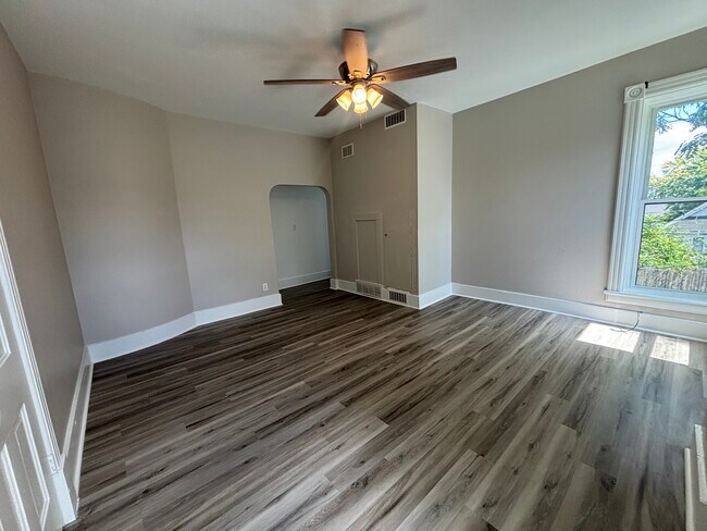 Building Photo - 718 Aetna St