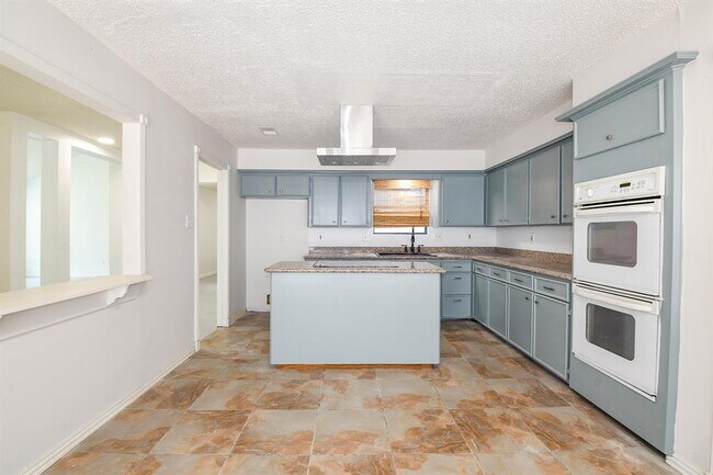 Building Photo - 19522 Dianeshire Dr