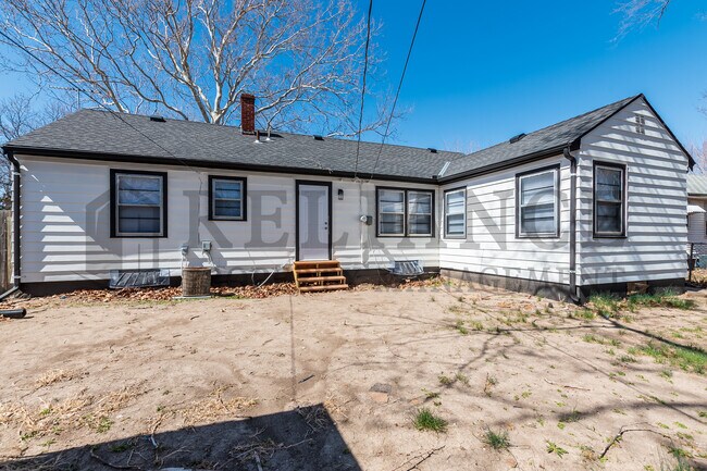 Building Photo - 1562 Floberta St