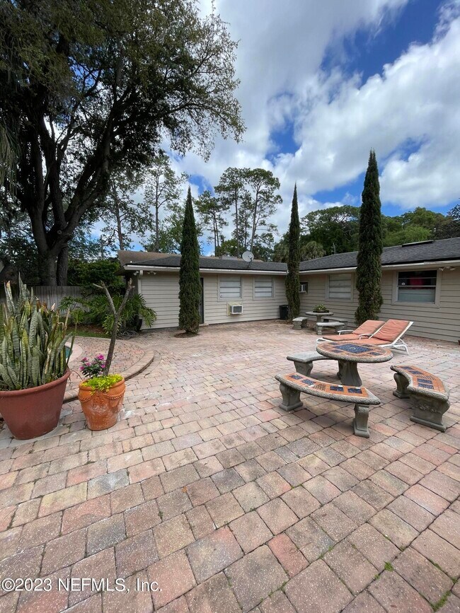 Building Photo - 5557 Floral Ave