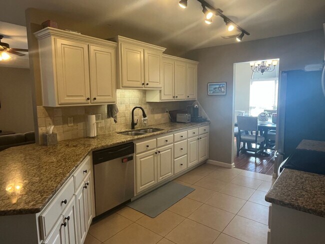 Building Photo - New Listing!