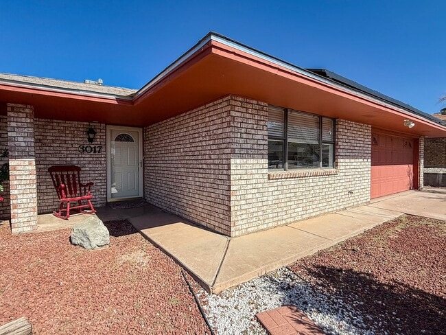 Building Photo - Roomy 5 Bedroom Home with Solar Panels