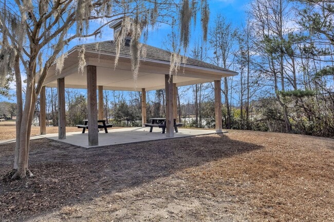 Building Photo - Large fenced yard corner lot - 4 Bedroom home in Moss Grove Plantation