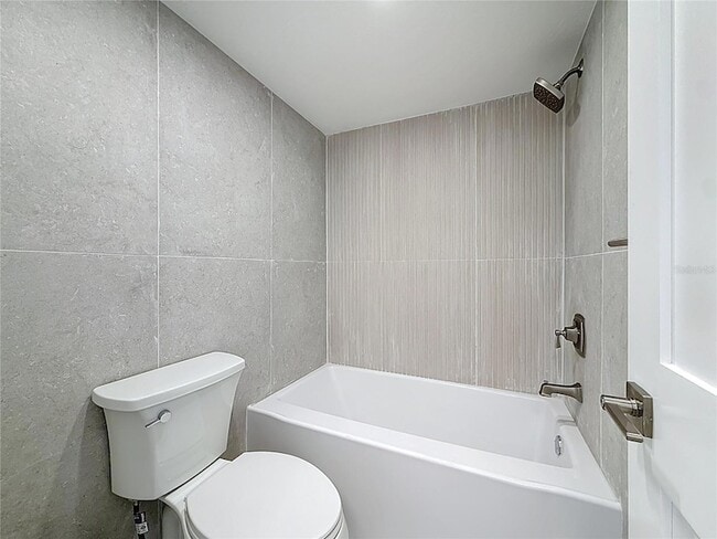 Building Photo - 200 Country Club Dr