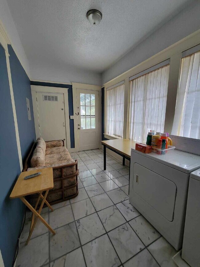 Building Photo - Historic home 2/1 for rent! Fully furnished