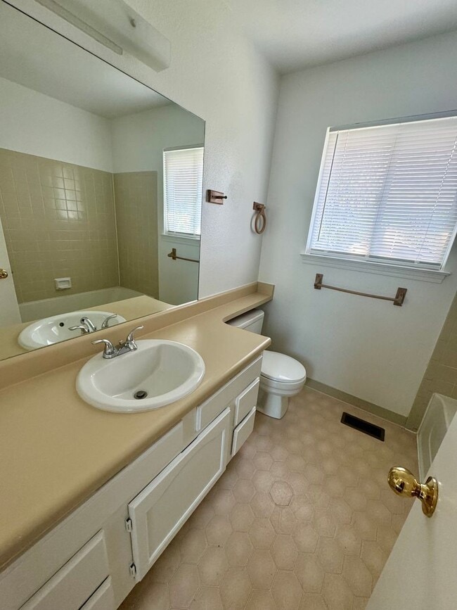 Building Photo - Lovely 3 bedroom/2 bath home in Fountain V...