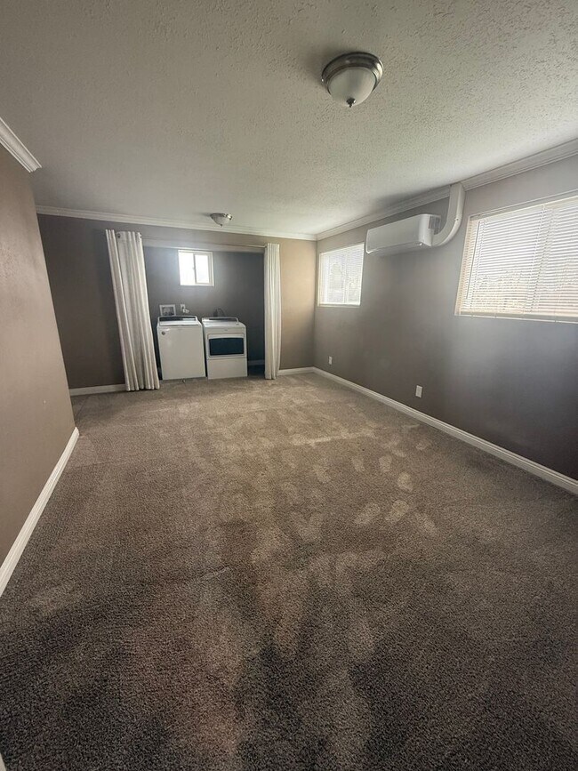 Building Photo - 2 Bedroom House