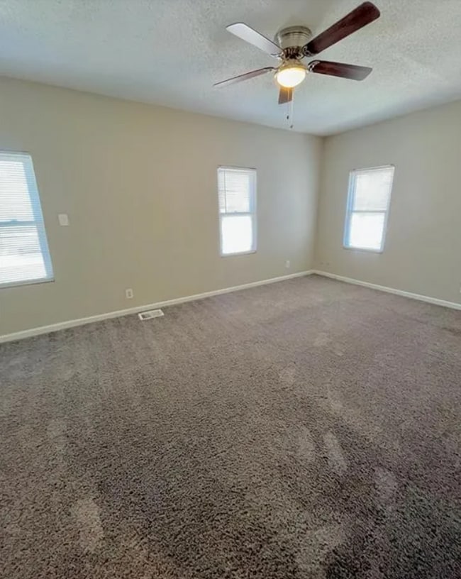 Building Photo - Welcome to this charming 3-bedroom, 2-bath...