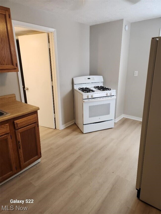 Building Photo - 7127 Deveny Ave