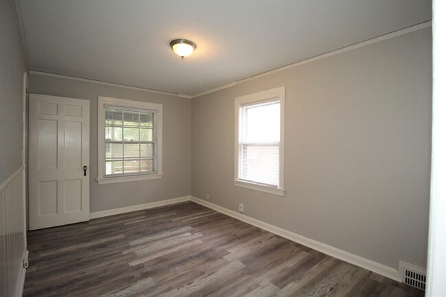 Building Photo - 707 E 72nd St