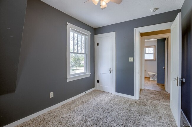 Building Photo - 3Bed 2Bath with 3 Stall Garage!