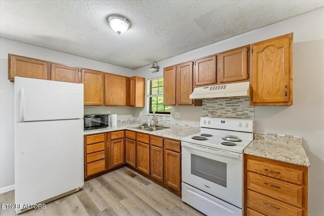 Building Photo - 5917 W Pine Ln