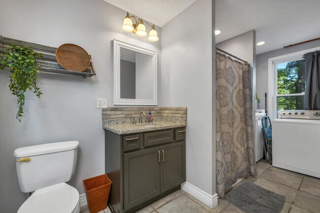 Building Photo - 172 Center St