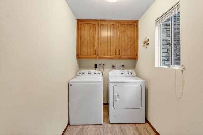 Building Photo - 26633 Thunderbird Dr