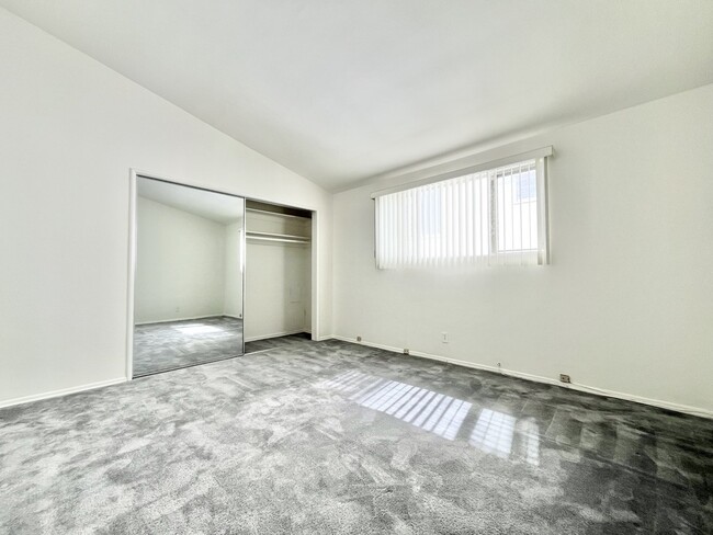 Building Photo - 333 Rexford Dr