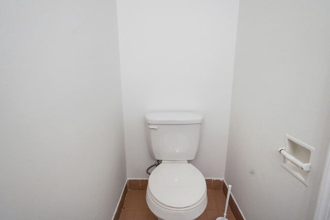 Building Photo - 5070 Elmhurst Rd